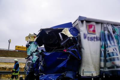 Merklingen: 720.000 euro Schaden nach Unfall auf der A8 mit getoetetem Fahrer